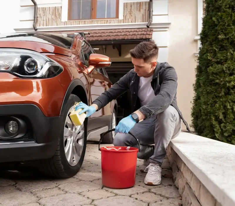 Lavage auto à domicile Orban : professionnel intervenant sur un véhicule